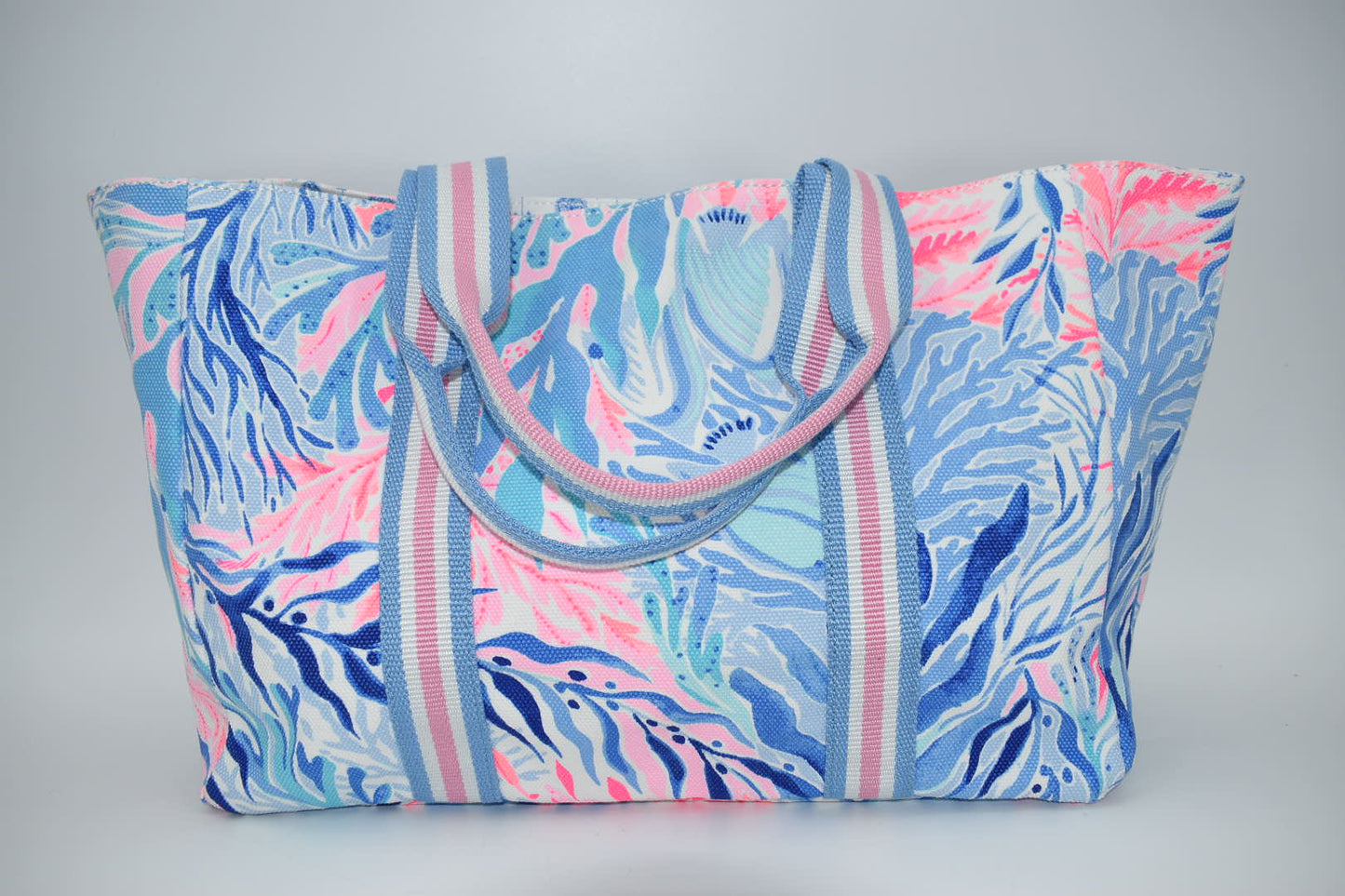Lilly Pulitzer Lilly's Lagoon Tote Bag in Crew Blue Tint Kaleidoscope Coral